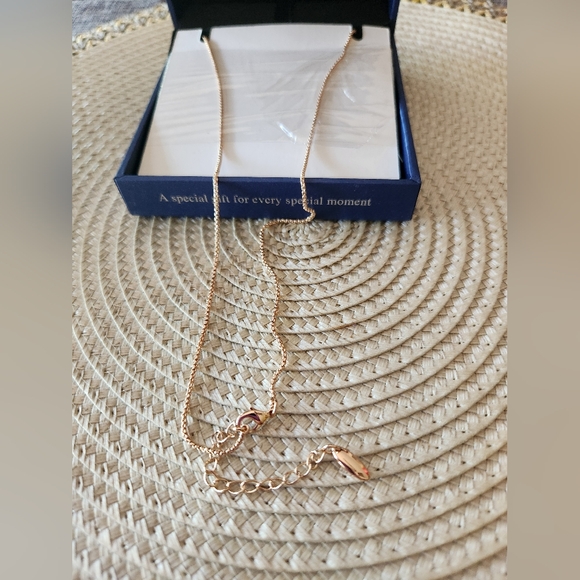 NWOT Love Heart Pendant Neckless - Picture 4 of 8